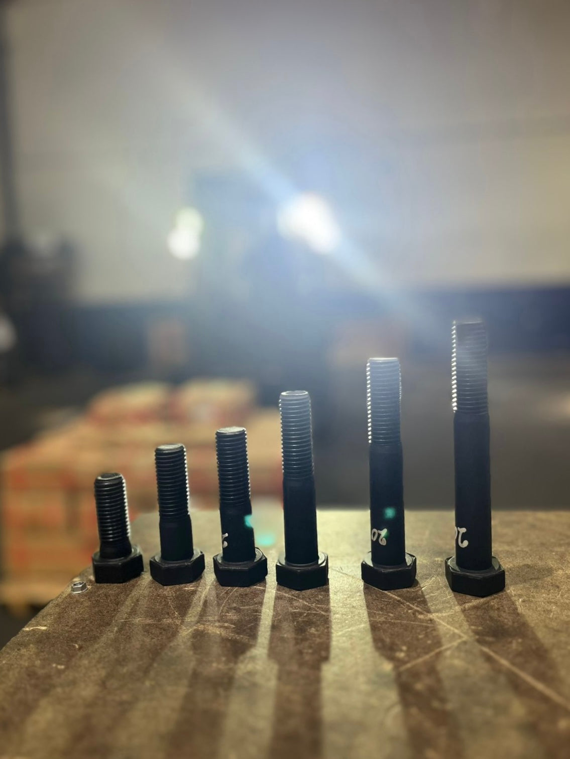 Tornillos para Excavadoras Grado 12.9: La Base de la Resistencia en Maquinaria Amarilla